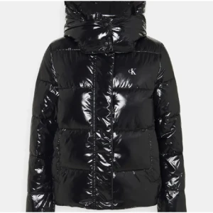 Vinterjacka  - Säljer min vinterjacka från Calvin Klein. Använd 2 vintrar, men inga tecken på användning. Säljer då den blivit för liten💕Skriv vid fler frågor