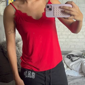 Snyggt spets linne - Jättefint linne med spets i storlek S, knappt använt💗