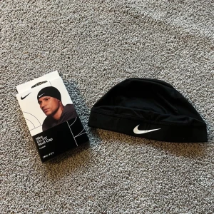 Nike Skull Cap - Helt ny & Oanvänd ✔️, Tunn och skön mössa perfekt för vardaglig användning eller träning, kommer med förpackning 📦, Onesize (passar alla) fraktas inom 1 dag 🚀, kontakta gärna för mer info ☺️