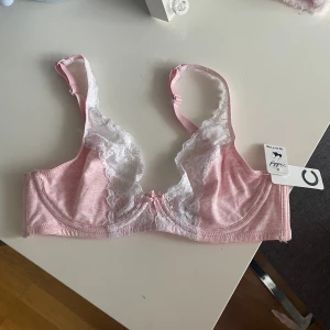 rosa bh  - supersöt bh som är helt oanvänd ! lappen kvar, 75B från Cubus 🌸köpt för 149☀️