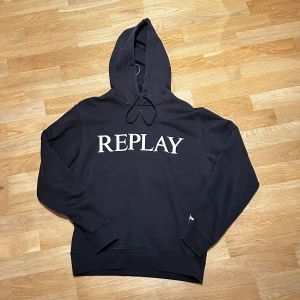 Replay hoodie - Säljer min svarta hoodie från Replay som bara använts ett fåtal gånger. Riktigt skön med bra passform. Tveka inte på att höra av dig vid fler frågor🤗