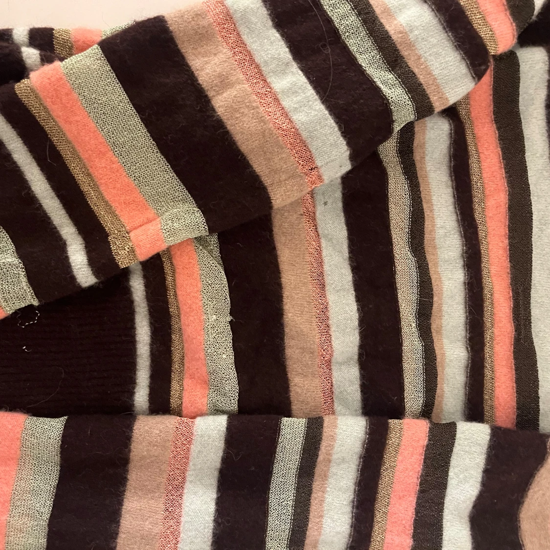 Randig stickad tröja i rosa och brun - 1