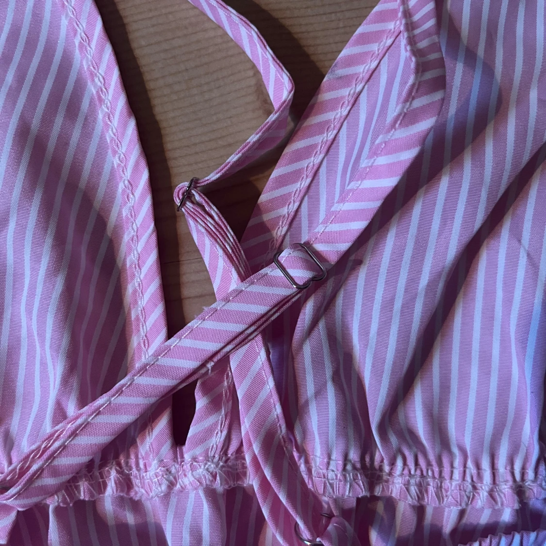 Rosa randig linnetopp med volang - 2