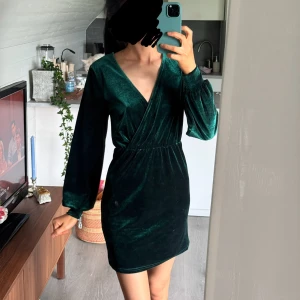 Mörkgrön sammetsklänning - Använd 1 gång vid jul. Nyskick