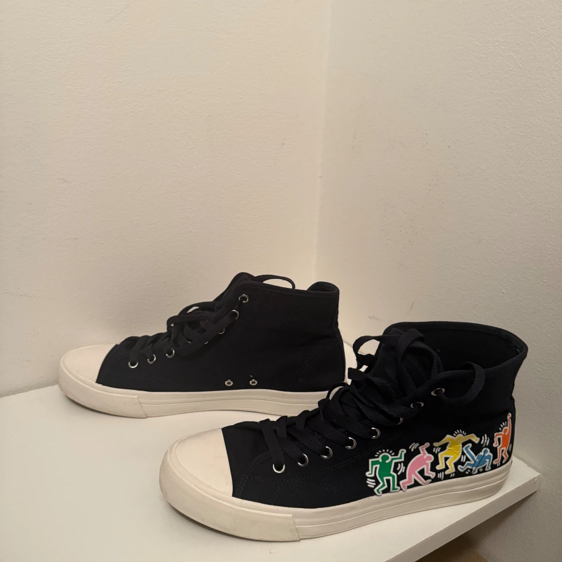 Keith Haring x H&M svarta sneakers - 1