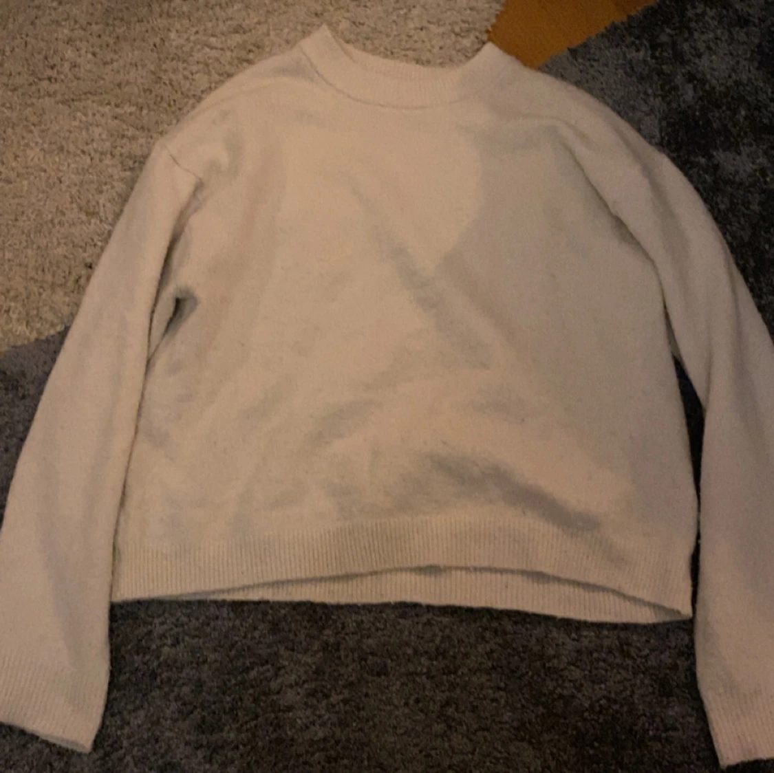 Vit stickad tröja med rund hals - 1