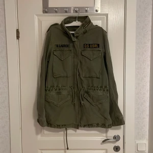 Grön parkajacka från Ralph Lauren - Tja, säljer min field jacket från Ralph lauren som är perfekt för vintern. Perfekt för dig som kör layer på layer. Köpt i Göteborg för 2499 kr! MVH TRENDY CLOTHING 🔵Skriv för minsta fundering 🤔 
