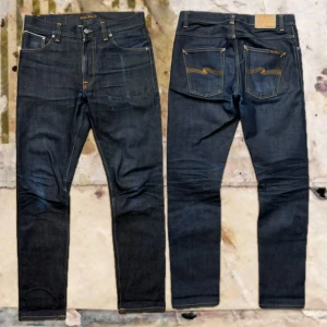 Selvage nudie LeanDean - Tjena, säljer dessa helt otvättade nudie LeanDean, riktigt fina påbörjade fades som bara kommer bli starkare och snyggare, W32/L32, passar dock lite större nu (W33ish) eftersom att dom inte är tvättade, dom kommer att krympa lite efter första tvätten, hör av dig vid funderingar!🙌