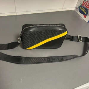 Fendi väska - Skriv för mer bilder frågor