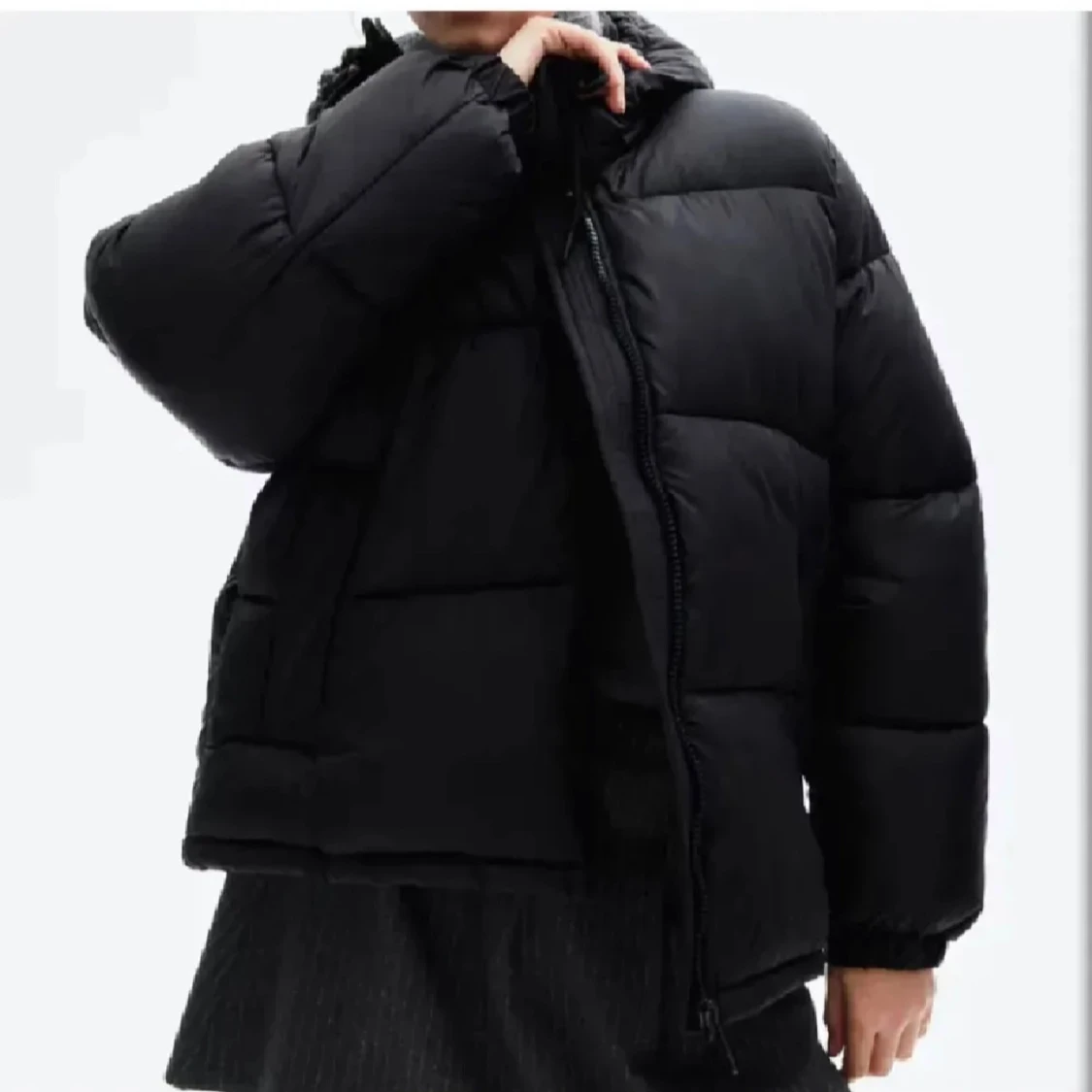 Svart pufferjacka med huva - 1