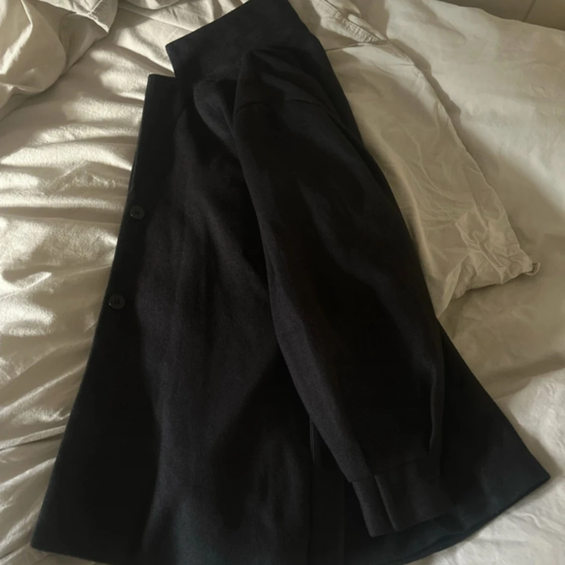 Svart kappa med bälte och knappar