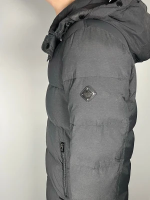 J.Lindeberg jacka - Säljer en riktigt snygg och trendig J.Lindeberg jacka i fint skick, storlek M, vid frågor är det bara att skriva //Gramenti