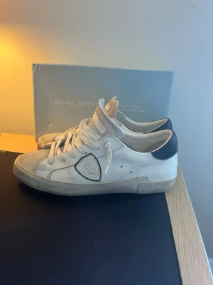 Philippe Model!! - En snygg sko som passar alla, den har en silver detalj i bak på höger häl för dig som vill sticka ut lite! Söker både byten och någon som vill köpa så skriv om ni är intresserade😁Dom är lite slitna i hälarna så skriv om ni vill se bilder😊