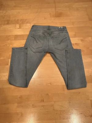 Dondup Jeans - Fräscha ljus grå Dondup Jeans storlek 31. Bra skick med noll indikationer på användning och bra material. Pris går att diskuteras vid snabb affär✅