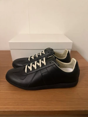 Maison margiela gats svart - Ett par riktigt feta gats i läder, storlek43, box och dustbags fås med, skickar samma dag!