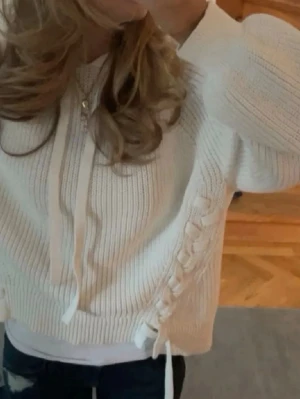 Stickad hoodie med snörning  - Stickad hoodie med snörning, såå snygg!! 🤍