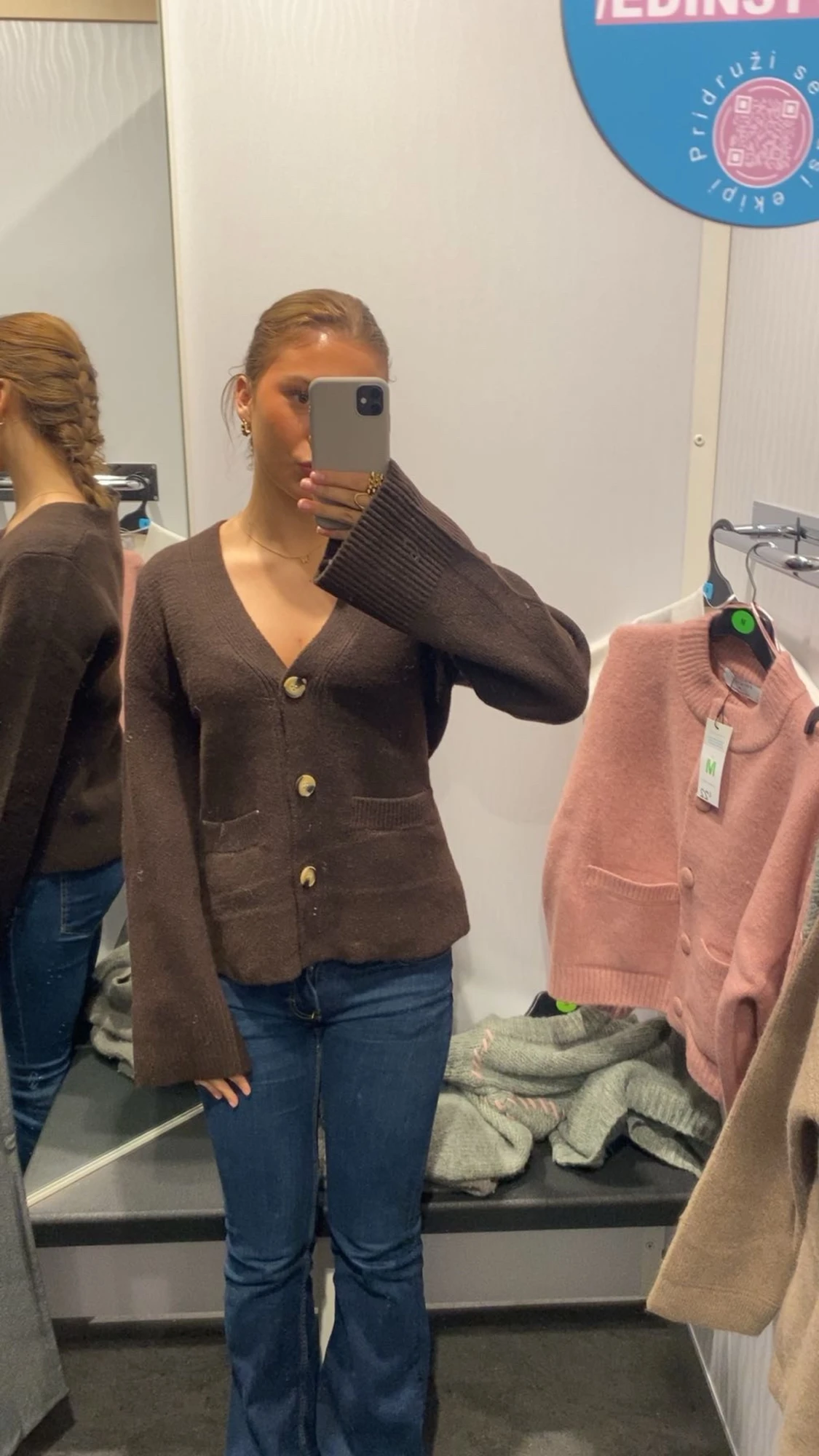 Brun kofta med knappar och fickor