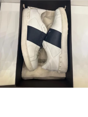 Valentino open - Ett par valentinos som passar till vad som helst, perfek  nu till vintern. Jag har hållt de i ett väldigt bra skick. Hör av vid minsta lilla fundering. Priset kan diskuteras