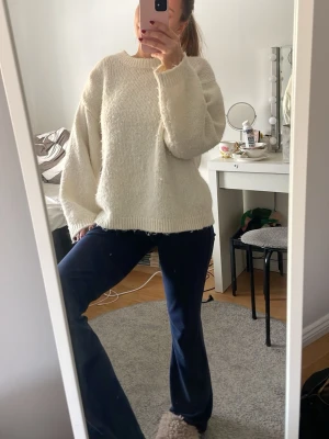 Oversized vit stickad tröja - Stickad tröja från Gina tricot storlek S💕 tröjan i sig är fin förutom att den blivit nopprig 