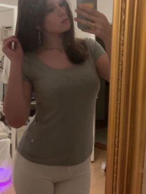 Grå basic t-shirt från 157 - En enkel och stilren grå t-shirt från 157 med rund halsringning och korta ärmar. Gjord i mjuk bomull som är skön mot huden. Perfekt till jeans eller shorts för en clean look.