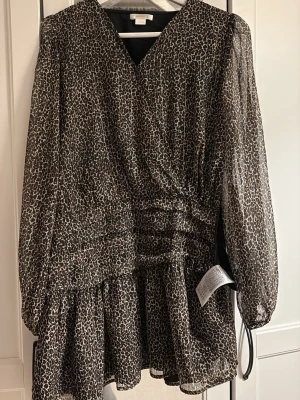 Leopardmönstrad klänning - Säljer en snygg kort klänning från Gina Tricot med leopardmönster. Klänning. Jag har använt den en gång på nyår, storlek 158/164