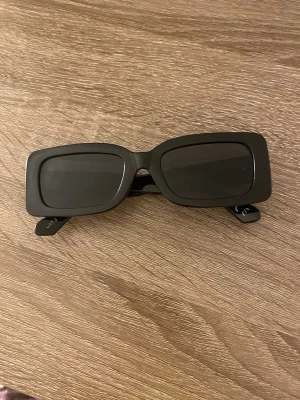 Svarta solglasögon - I princip oanvända 