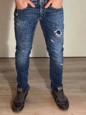 Dondup 33w - Dondup med snygga slitningar. Är storlek 33w! Hör av dig vid minsta fundering! Priset är ej hugget i sten! 🪨 🔥