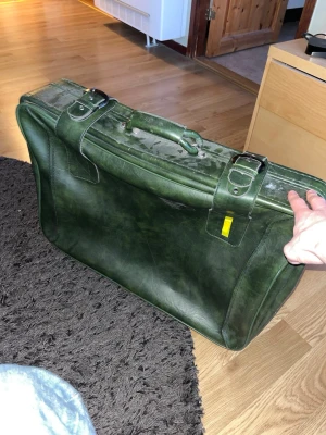 Grön vintage resväska i skinn - 50 år gammal resväska:) denna tillhörde en säljledare och en polis chef samtidigt. Fortfarande i bra skick och fungerar bra och inga problem. Kom privat för bättre bilder:) 