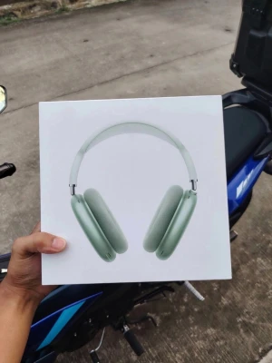 Apple AirPods Max - Snygga Apple AirPods Max i grönt, komplett med originalförpackning och skyddsfodral. Hörlurarna är i mycket gott skick utan synliga repor eller skador. Ger fantastisk ljudkvalitet, aktiv brusreducering och lång batteritid. Perfekt för musik, film och samtal.