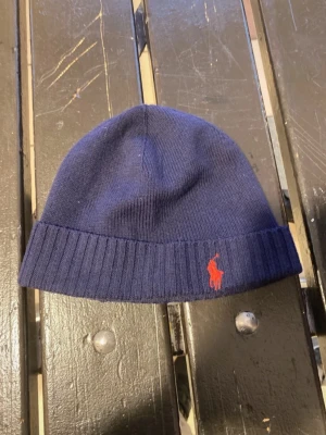 Polo Ralph lauren mössa  - Blå Ralph Lauren mössa passar bra på båda killar å tjejer
