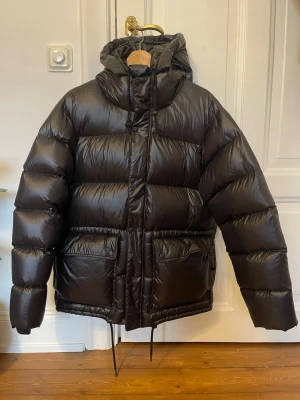  Dunjacka från Singular Society - Svart dunjacka / pufferjacka med huva från populära Singular Society. Storlek XS, men oversized fit så passar även S-M. Mycket lätt och varm. I nyskick - endast använd en gång! Nypris: 5 200 kr https://singular-society.com/products/womens-hooded-goose-down-puffer?variant=47421945774417