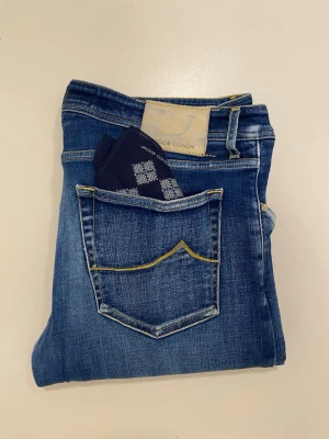 Marinblåa Jacob Cohen jeans 622 - Marinblåa Jacob Cohen jeans //  Mycket bra skick //  Style 622 //  Storlek 38 //  Mått  Längd 105cm Midjebredd 46cm Innerben längd 80cm  Benöppning 17,5cm Skriv vid minsta fråga eller fundering🤝