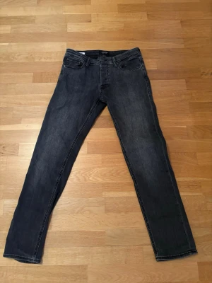 Jack & Jones jeans  - Säljer ett par Jack & Jones jeans i storlek 29:30. Skick 9/10. Skriv om ni har frågor!