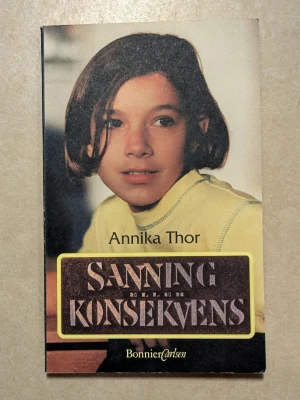 SANNING ELLER KONSEKVENS  - SANNING ELLER KONSEKVENS en bok av Annika Thor. Boken är på svenska . Det finns fläckar på boken på 2 ställen. Bifogar bild.  Vi har inte läst boken. Boken är oläst