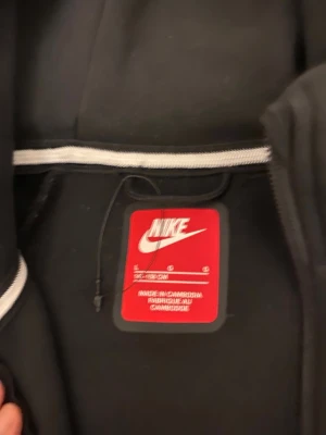 Nike tech -   Titel: Nike Tech Fleece jacka – barn L (147–158) – som ny  Pris: 699kr (prutbart)  Beskrivning: Säljer en Nike Tech Fleece zip-hoodie/jacka i svart. Barnstorlek L (147–158 cm).  Jackan är endast använd en gång och är i mycket fint skick, inga hål, fläckar eller slitage. Köpt för ca 1300 kr.  Perfekt till skola och fritid.  Märke: Nike Modell: Tech Fleece Storlek: Barn L / 147–158 cm Färg: Svart Skick: Mycket bra 