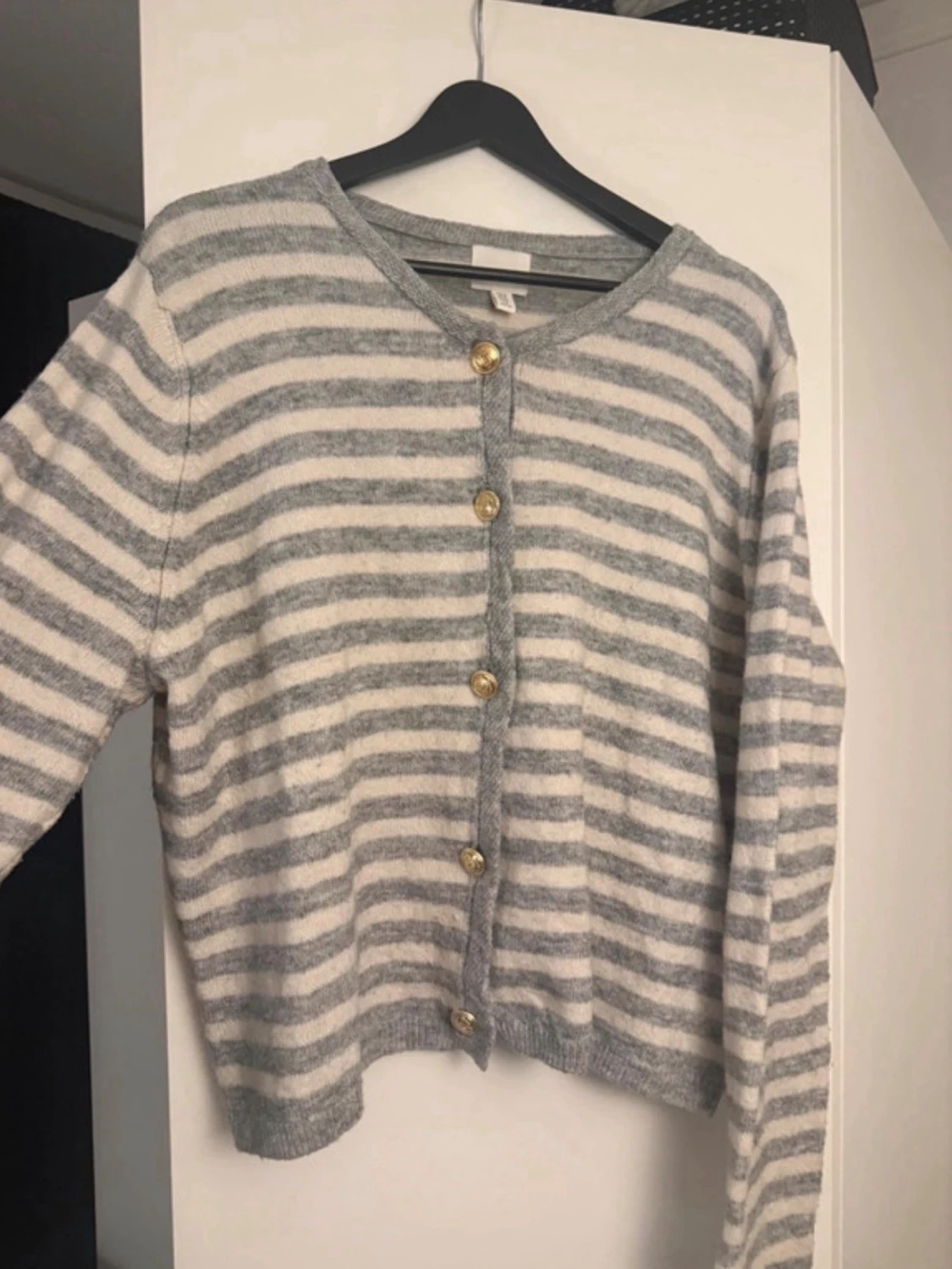 Randig kofta från H&M med guldknappar