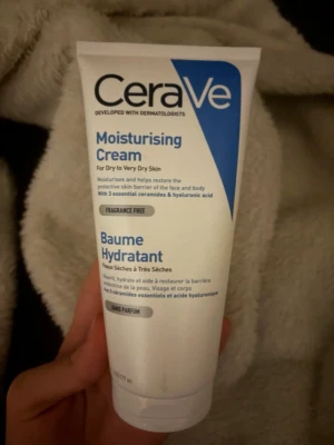 CeraVe Moisturising Cream 177 ml - CeraVe Moisturising Cream är en parfymfri, och har hyaluronsyra. Krämen passar normal till torr hud. Formulan är rik men känns inte fet och täpper inte till porerna. Jag säljer produkten eftersom krämen passade inte min hudtyp riktigt❤️❤️.