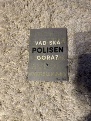 Vad ska polisen göra? - En aktuell bok som tar upp polisens roll i samhället och utmaningar som gängvåld och brottslighet. Perfekt för dig som vill förstå hur polisarbetet kan utvecklas och påverka framtiden. Lättläst och relevant för unga vuxna med intresse för samhällsfrågor. IBSN: 9789177032823