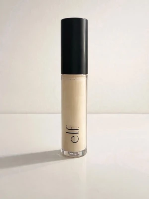 e.l.f. Concealer  -  Concealer från e.l.f. i en ljus nyans.. Perfekt för en naturlig bas och jämn hudton. Använd bara 2 gånger helt ny . 