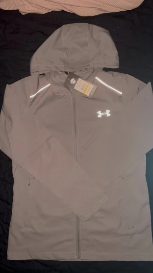 UA jacka  - Grå UA jacka, fick den i present och den passade inte mig för den är slim fit 