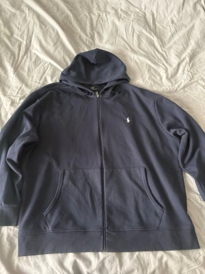 Ralph lauren zip hoodie - Mörkblå Ralph lauren zip hoodie med inga defekter, pris kan diskuteras‼️