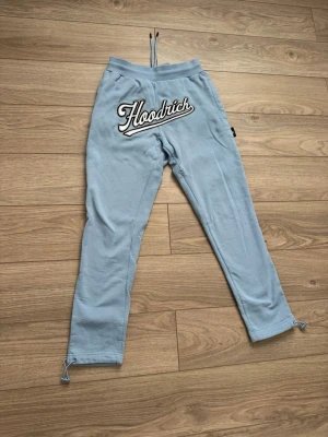 Hoodrich mjukisbyxor  - Säljer ett par ljusblåa Hoodrich mjukisbyxor i storlek XS. Byxorna har öppna ben nertill som faller snyggt över skorna och ger en riktigt clean look. De är i toppskick – inga hål, fläckar, märken eller andra skador. Väldigt bekväma och stilrena, perfekta både till vardags och chill.  Hör av dig vid intresse! 💙 