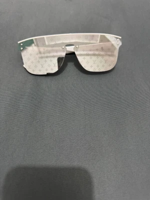 LV solglasögon  - Tjena folket🫡 Här ser du ett par splitter nya solglasögon från Lv, De passar nu perfekt inför sommaren men även våren kolla in vår profil för flera modeller🔥