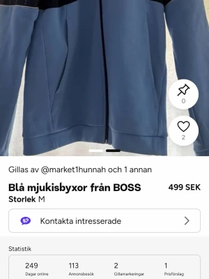 Blå mjukisbyxor från BOSS - Säljer ett par blå mjukisbyxor från BOSS i storlek M. Byxorna har en avslappnad passform och är tillverkade i mjukt material med resår i midjan och praktiska sidofickor. Perfekta för chill dagar eller när du vill vara bekväm.