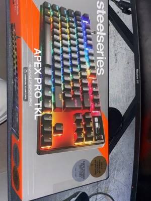 SteelSeries Apex Pro TKL - SteelSeries Apex Pro TKL är ett premium mekaniskt tangentbord med RGB-belysning, OLED-display och justerbara OmniPoint 2.0-switchar. Tangentbordet är i gott skick med mindre tecken på användning på tangenterna. Perfekt för gaming och e-sport.