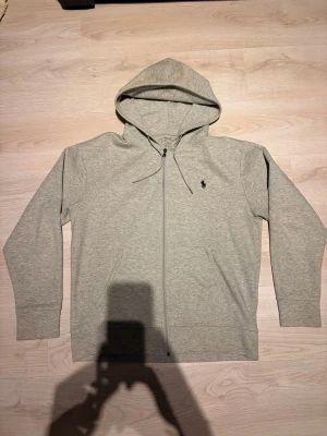 Polo Ralph Lauren zip hoodie  - Polo Ralph Lauren zip hoodie i grå. Storlek M och den är lite oversized på mig är 179 men fungerar bra ändå. Storlek är pga dsvdv. Kom med bud eller frågor.