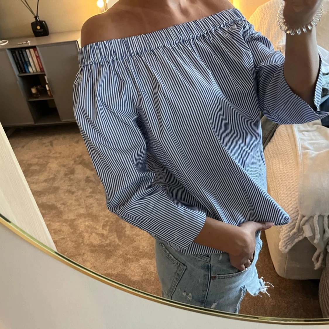 Randig offshoulder blus i blåvitt - 2