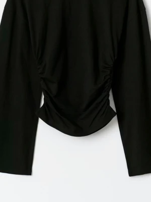 Svart croppad långärmad topp gina - Tröja från Gina. Visar en bild på den vita för att den bilden va bättre än bilden på den svarta. Jag har i svart och säljer för 200 då jag bara har användt den en gång. Original pris: 300