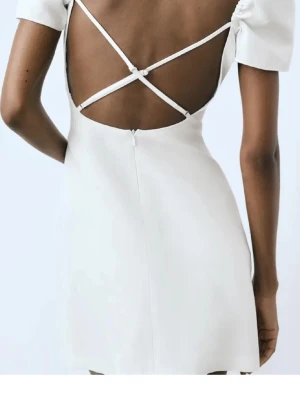 Studentklänning - Studentklänning från Zara som inte finns längre. Lite uppsydd av skräddare. 