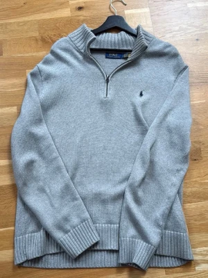 Polo ralph lauren half zip - Polo ralph lauren har zip. Skick: 9,5/10. Riktigt bra. Nypris över 2300kr. Mitt pris: 850